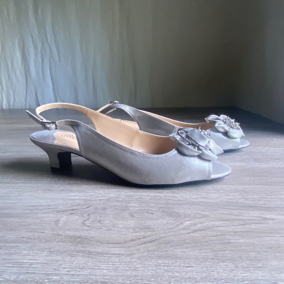 NWOT J. Renee Kitten Heel Sandals Sz 10M Slingback Peep Toe Flower Silver Party - Picture 4 of 12